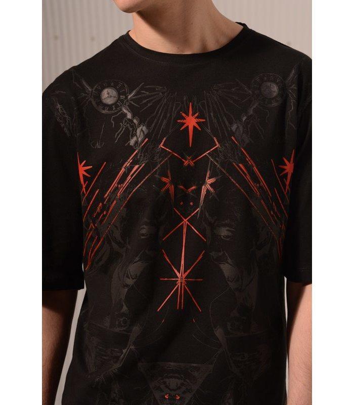 Red-Scream-Black-T-shirt-man-detail